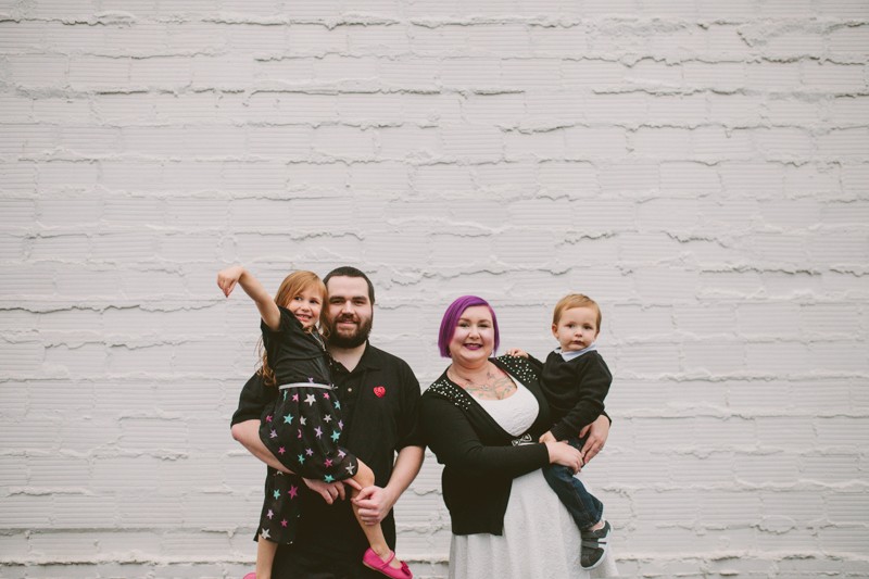 Family photo session in downtown Bremerton, with silly kids. 