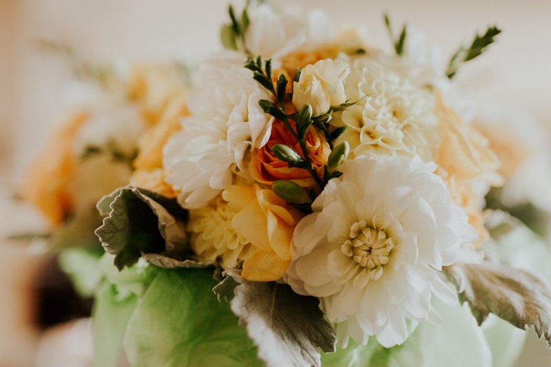 Bright and modern bouquet with yellow Roses and white Dahlias.